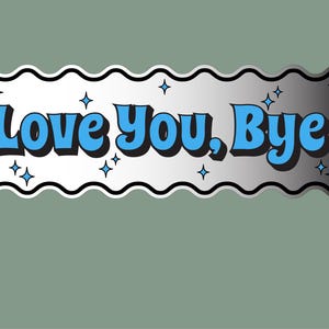 以下が含まれることがあります： 波型の縁取りと、黒で縁取られた青色の「Love You, Bye」の文字が入った長方形のステッカー。背景は銀色で、青い星のアクセントが付いています。