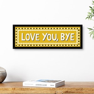 Könnte beinhalten: Rechteckiges Wandbild mit den Worten "LOVE YOU, BYE" in weißen Buchstaben auf gelbem Grund. Das Kunstwerk ist schwarz gerahmt und hat einen dekorativen Rand. Dekoration für das Zuhause.