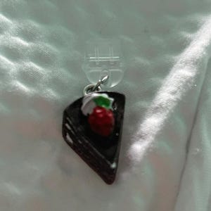 Schokoladen- oder Erdbeer-Kuchen Kindle Charm / Dust Plug USB C