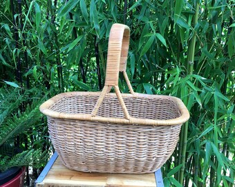 Large Traditional Square Lightweight Vintage Basket in Natural Wicker For Shopping Picnic Storage With Sturdy Square Handle