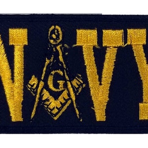Pode incluir: Um remendo azul marinho com a palavra "NAVY" bordada em dourado. Um símbolo maçônico dourado está centralizado entre o "N" e o "V".