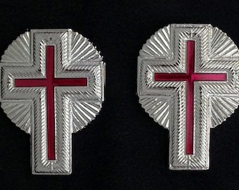 Rycerze Rycerze z metalowymi krzyżami na kołnierzu z promieniami (PARA)