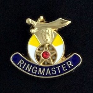 Schrein Ringmaster Anstecknadel mit Stein