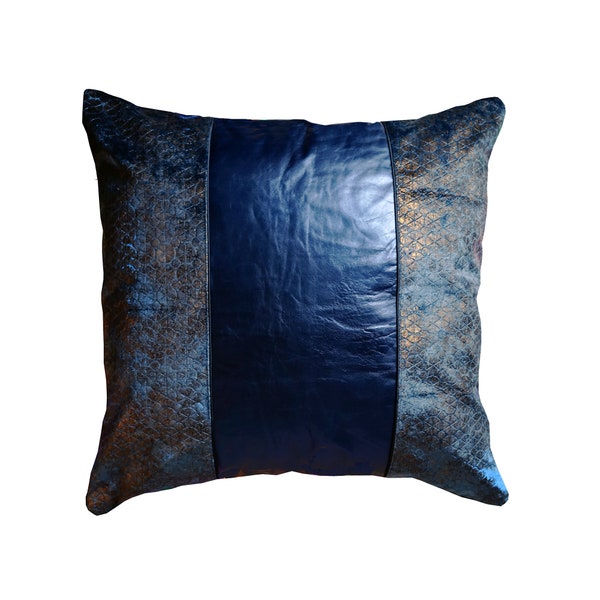 Housse en velours et cuir, bleu indigo et bronze, motif ,géométrique moderne, effet métallisé, personnalisable