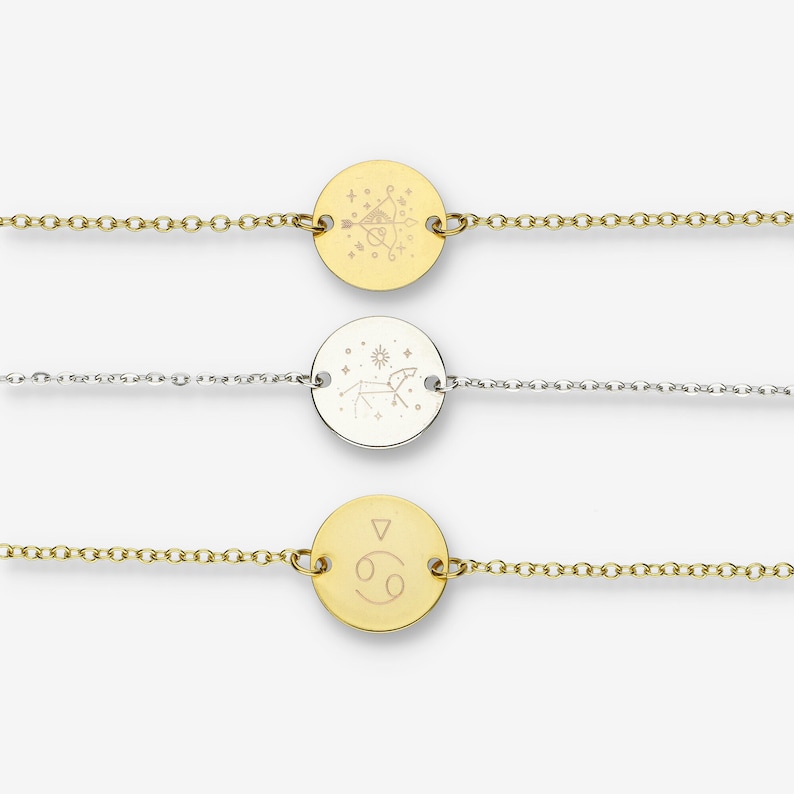 Peut inclure: Trois bracelets en or et en argent avec des symboles du zodiaque. Les bracelets pr&eacute;sentent un symbole du Sagittaire, un Lion et un Cancer.