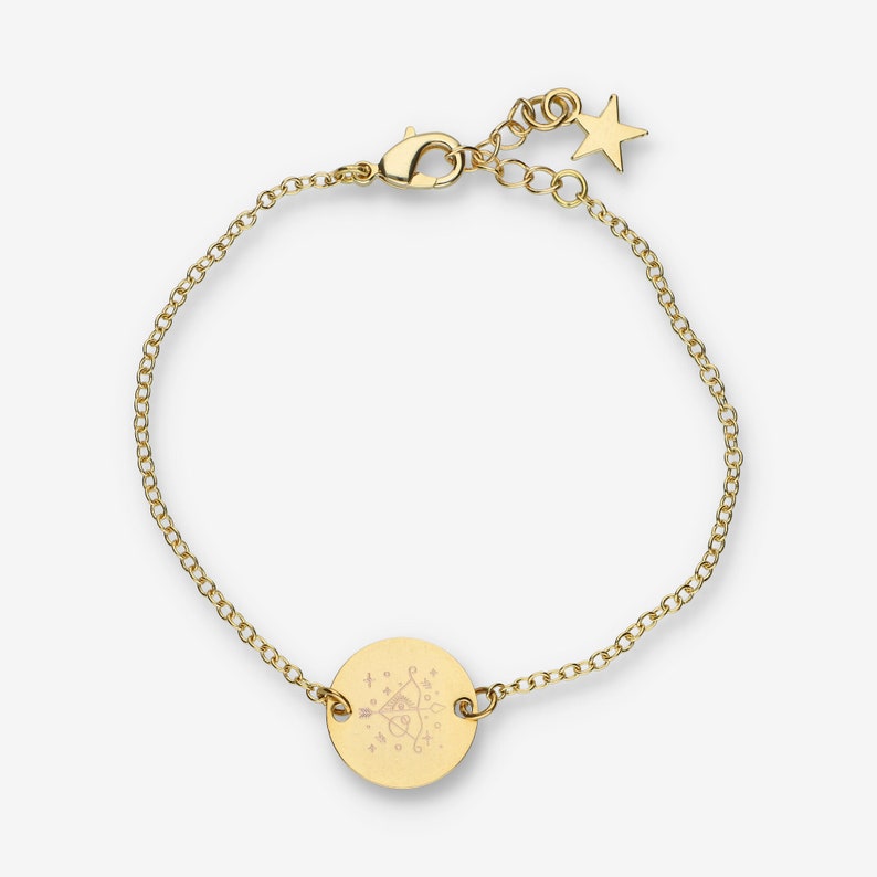 Peut inclure: Bracelet en cha&icirc;ne dor&eacute;e avec un pendentif rond repr&eacute;sentant le signe du zodiaque Sagittaire. Le pendentif est orn&eacute; d'une &eacute;toile et les mots "Sagittaire" sont grav&eacute;s sur le pendentif. Le bracelet est muni d'un fermoir &agrave; ressort et d'un pendentif en forme d'&eacute;toile.