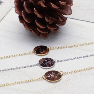Peut inclure: Trois bracelets en cha&icirc;ne dor&eacute;e avec des pendentifs ronds repr&eacute;sentant des signes du zodiaque. Les pendentifs sont grav&eacute;s avec les symboles du Cancer, du Sagittaire et des G&eacute;meaux.