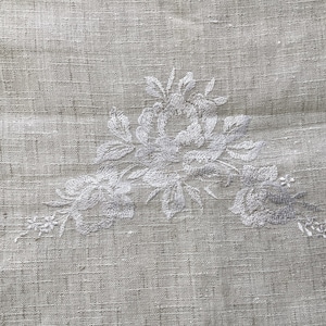 Rektangulär linneduk med blombroderi, vintageduk