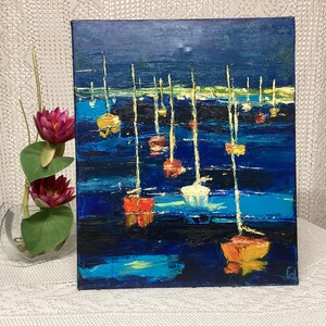 Tableau Peinture au Couteau Représentant des Voiliers et leurs Reflets dans un Port de Nuit aux Tons Bleus et Orangés