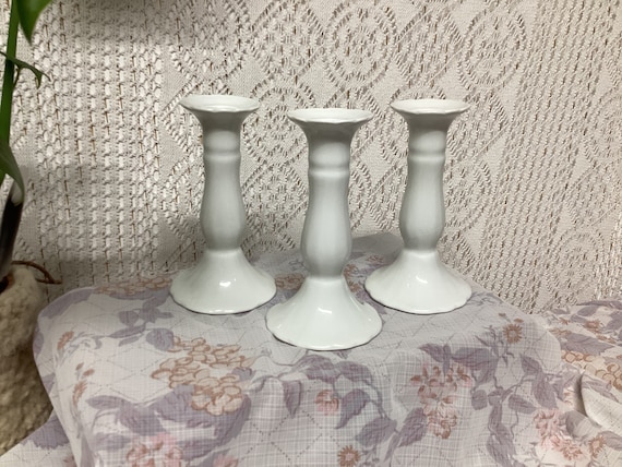 Paire De Bougeoirs Anciens En Porcelaine Blanche De Limoges - Très Bon état
