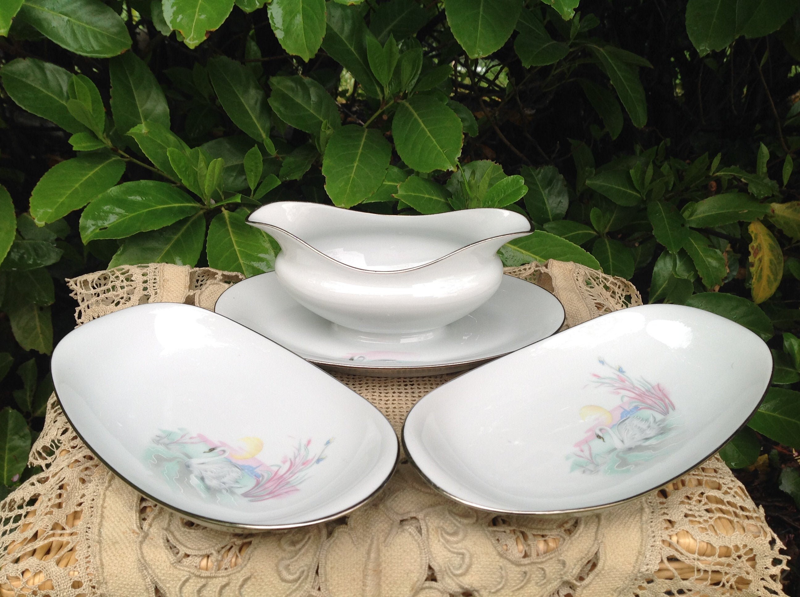 Antique Français Belle Saucière sur Dormant et Deux Raviers en Porcelaine Limoges France Vintage