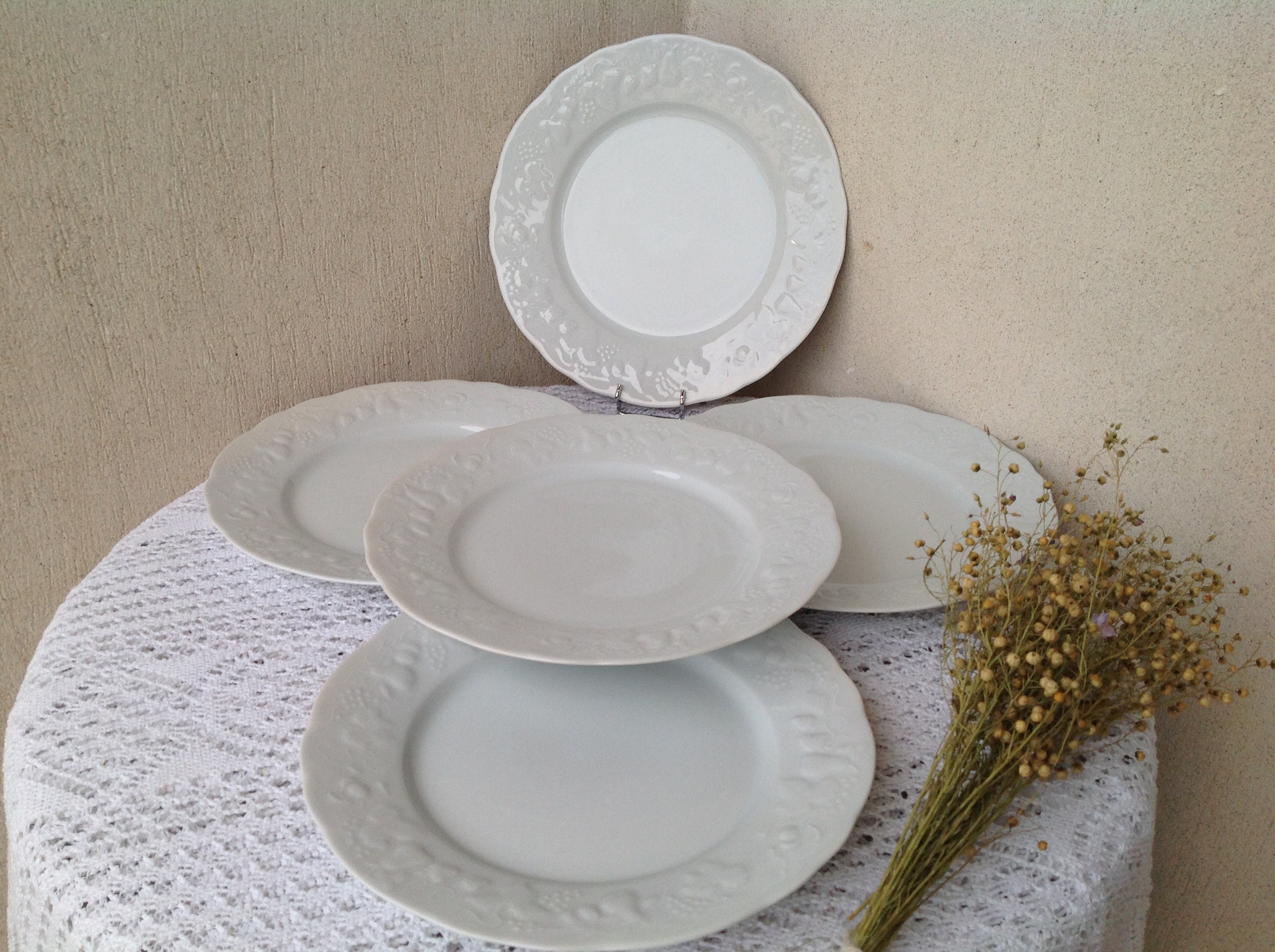 Limoges France 5 Assiettes en Porcelaine Blanche Philippe Deshoulières Grandes Demi-Creuse Décor Rel