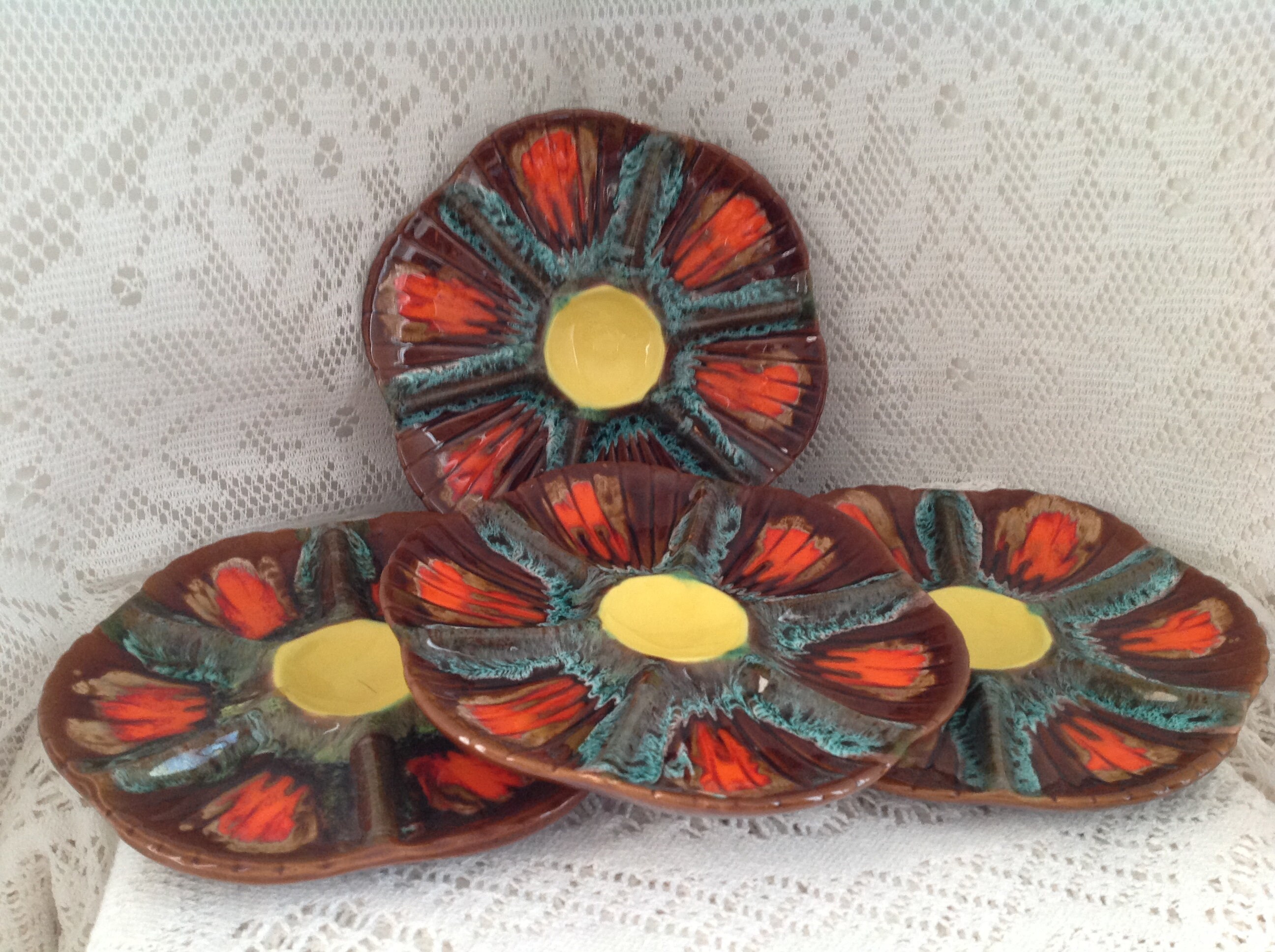 Quatre Assiettes à Huîtres en Barbotine Vintage Vallauris Antique Français