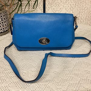 Bolso de mano Coach para mujer, mini bolso baguette vintage de piel granulada, color azul, modelo 34604, con solapa.