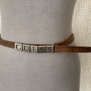 Guess Cinturón de cuero fino Scrabble Letter Buckle Vintage Cinturón de mujer