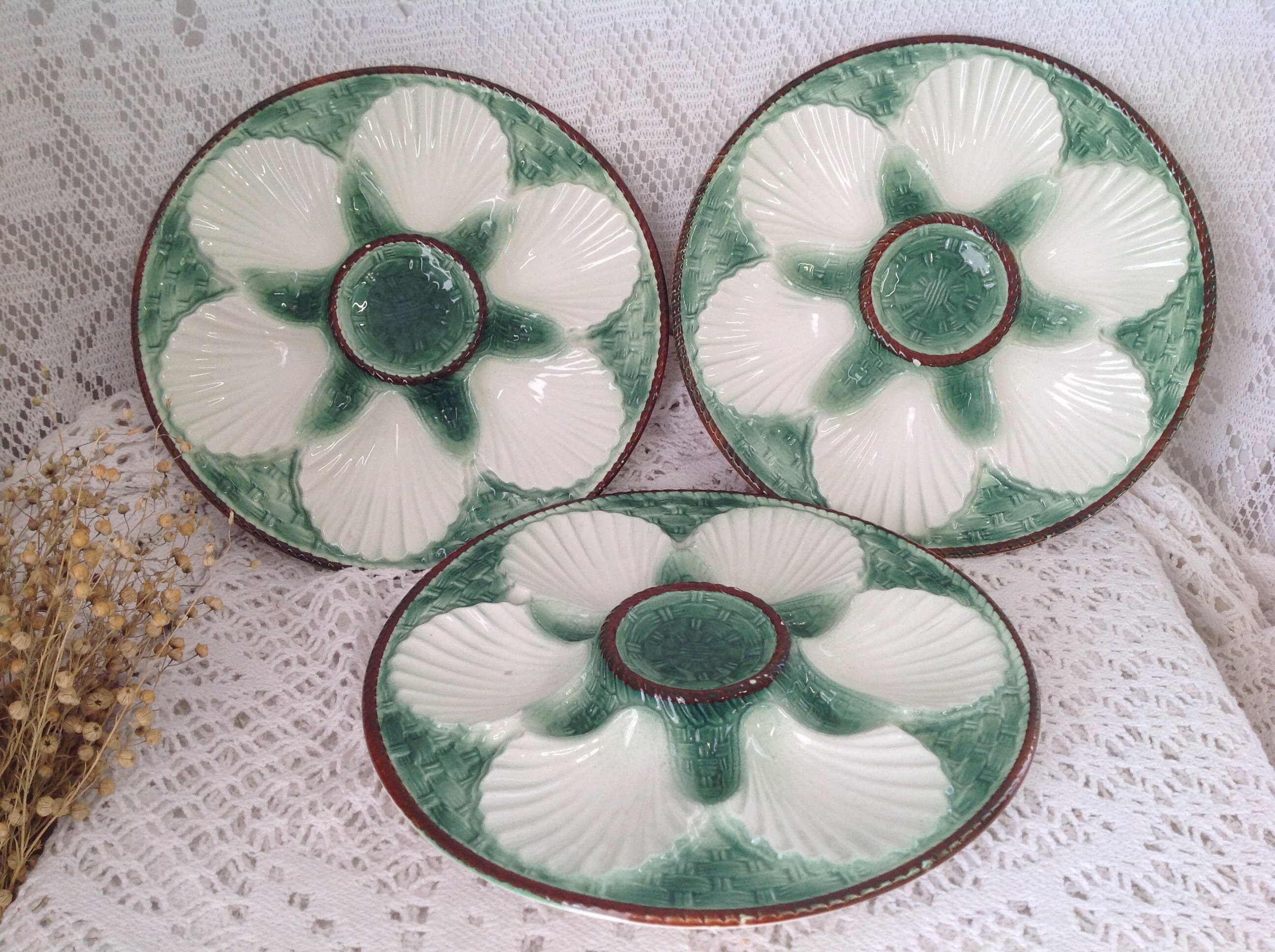 Trois Assiettes à Huîtres en Barbotine Vintage Antique Français Assiette Compartiments