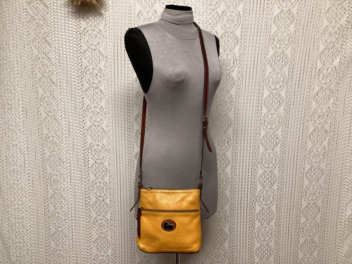 Dooney & Bourke Sacoche Sac à Main Femme en Cuir Sac Cuir Jaune Sac à Bandoulière Vintage, foto 1 di 5