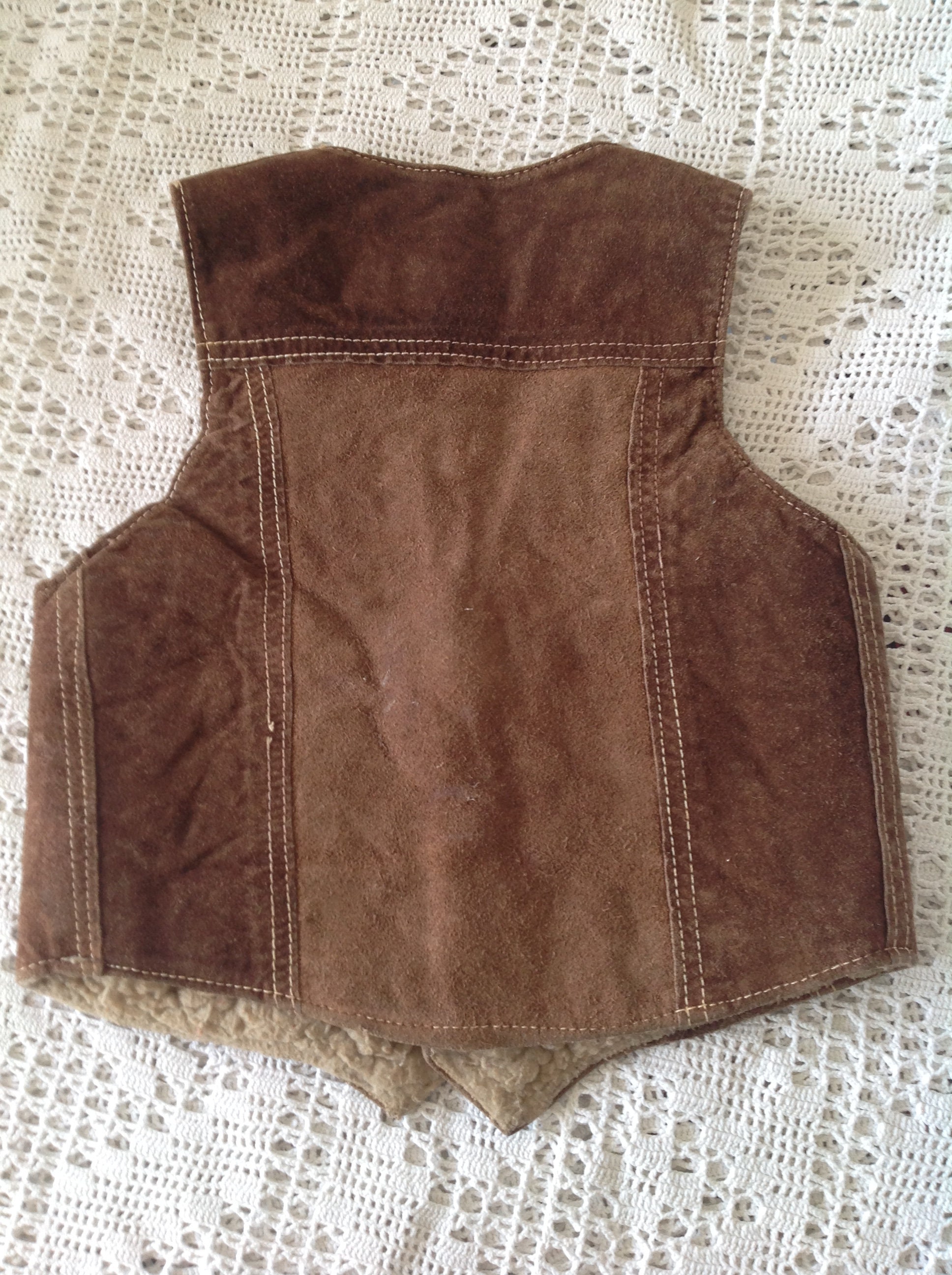 Gilet top court bohème crochet vintage français fait main - Friperie en