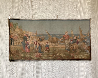 Antiek vintage wandtapijt met een vissersscène aan zee, gemaakt in België.