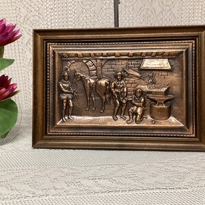 Tableau en Cuivre Repoussé Art Populaire Montée sur Cadre en Bois Scène de Vie Artisanale dans une Forge Traditionnelle Antique Français