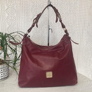 Bolso vintage de piel burdeos para mujer de Dooney & Bourke