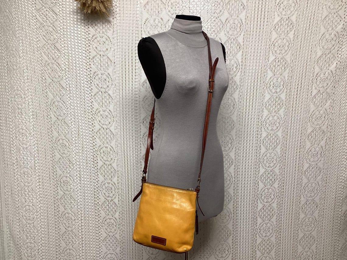 Dooney & Bourke Sacoche Sac à Main Femme en Cuir Sac Cuir Jaune Sac à Bandoulière Vintage, foto 2 di 5