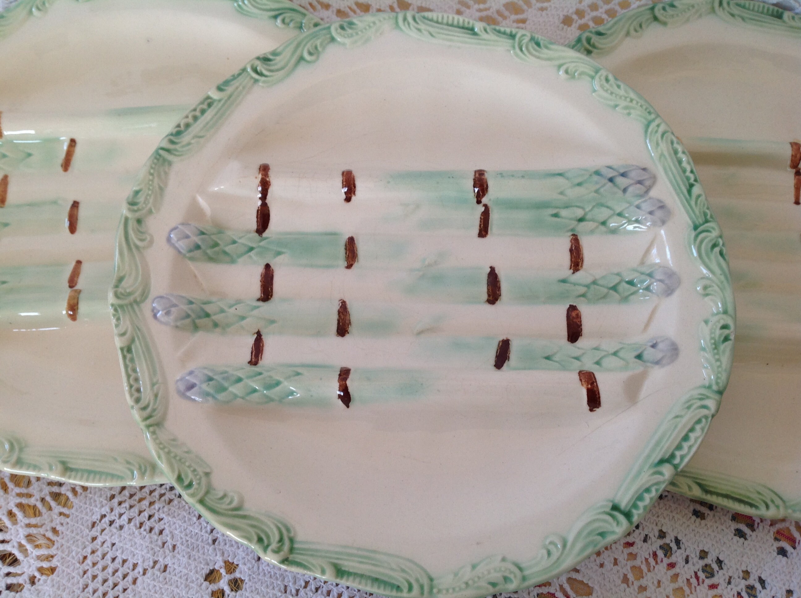 Trois Assiettes à Asperges en Barbotine Longchamp Terre de Fer Vintage Antique Français