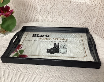 Vassoio da portata in legno e vetro, specchio con insegna pubblicitaria del whisky scozzese nero, distillato, miscelato e imbottigliato in Scozia.
