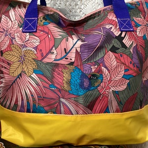 Borsa da spiaggia in tela con retro in PVC Foglie di pappagallo Borsa relax vintage Colore principale Rosa Giallo Blu