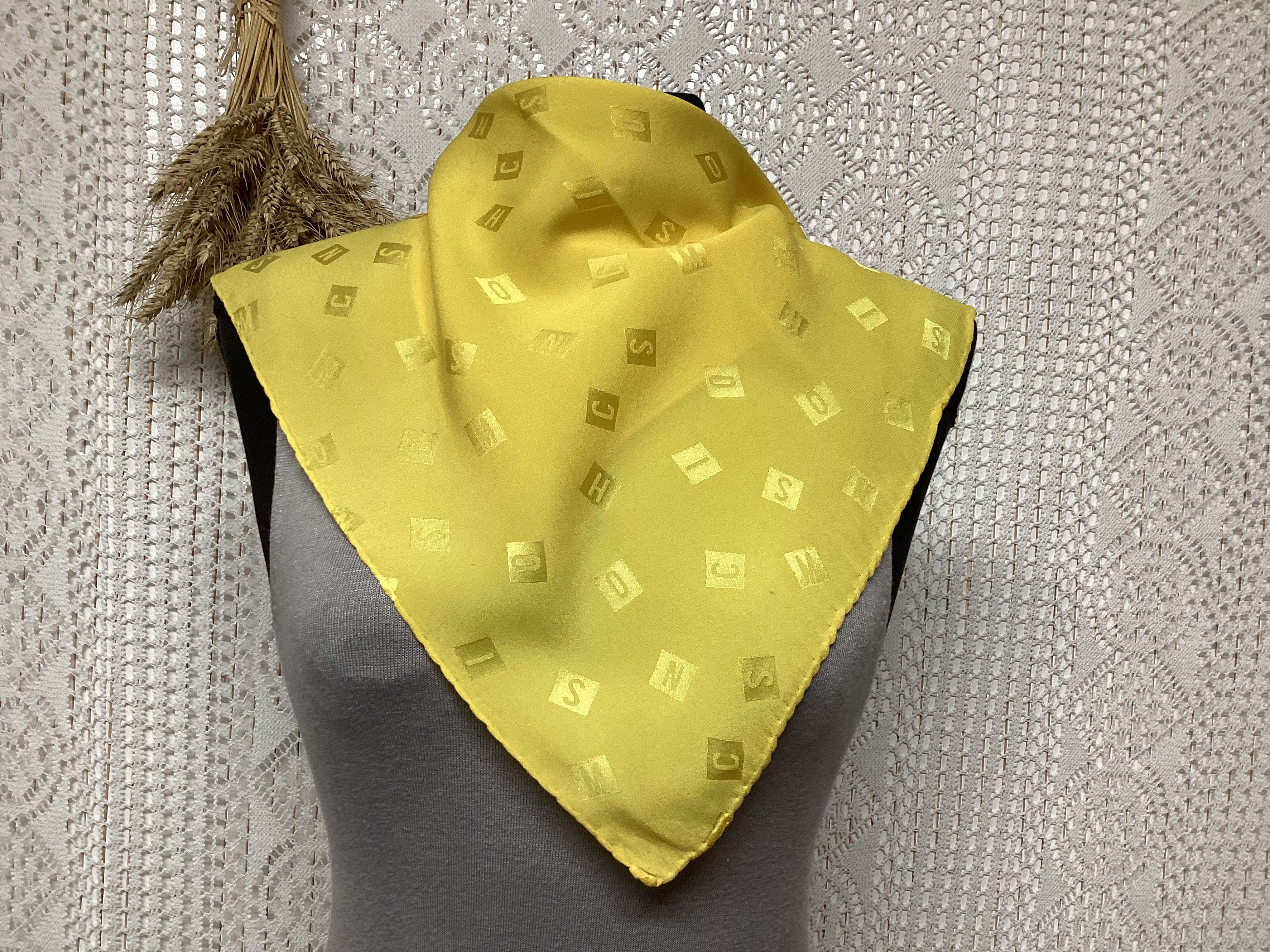 Foulard Carré Vintage Moschino 100% Soie - Motif Géométrique Multicolore - Italie - Occasion