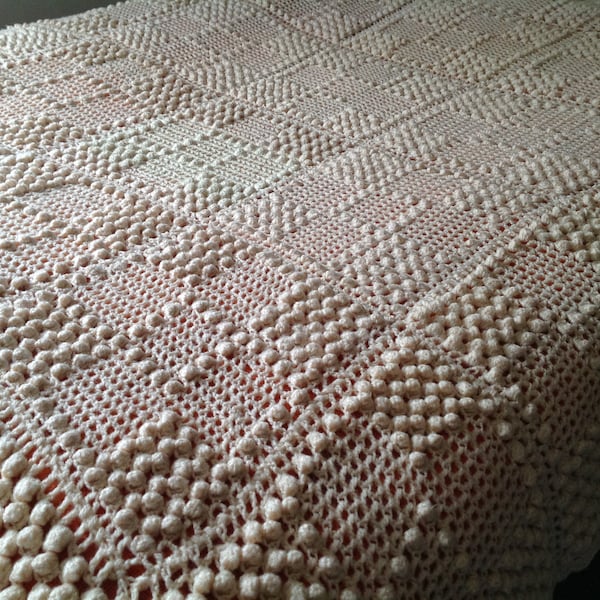 couvre-lit entièrement fait de crochet. (8) - Lin