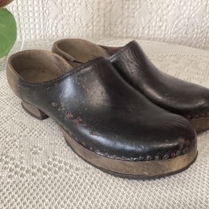 Vintage-Antike französische Clogs/Mules aus Leder und Holz, Landhausclogs, Freundinnenclogs