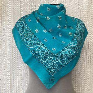 Pochette de costume bleu marine et jaune Paisley en soie