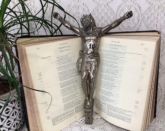Jesus Kristus i spikad metall för krucifix Religiöst projekt Religiös konst