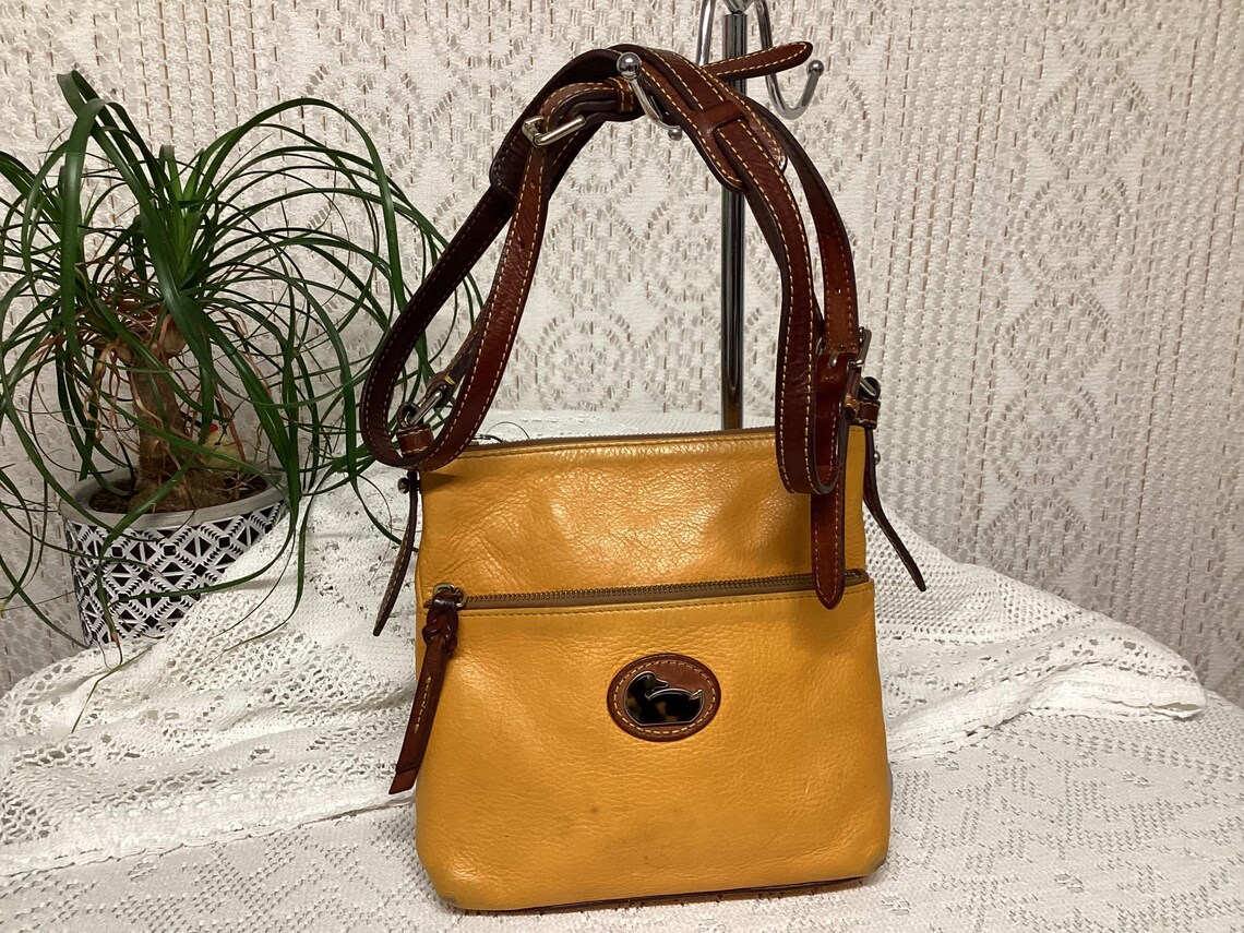 Dooney & Bourke Sacoche Sac à Main Femme en Cuir Sac Cuir Jaune Sac à Bandoulière Vintage, foto 3 di 5