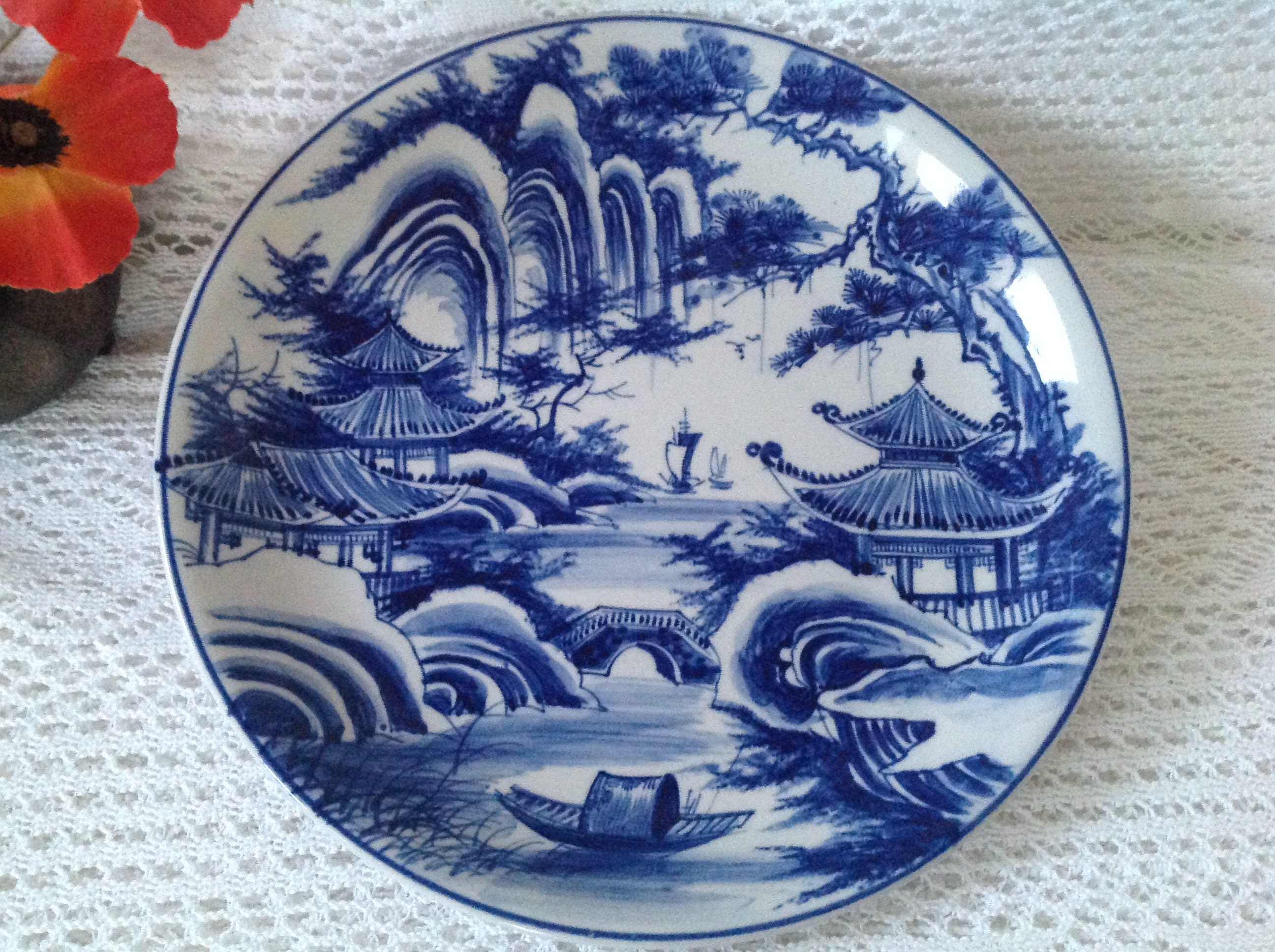 Grand Plat Décoratif en Céramique Bleu et Blanc Fleuve Pagodes Pirogues Voiliers Décor Asiatique