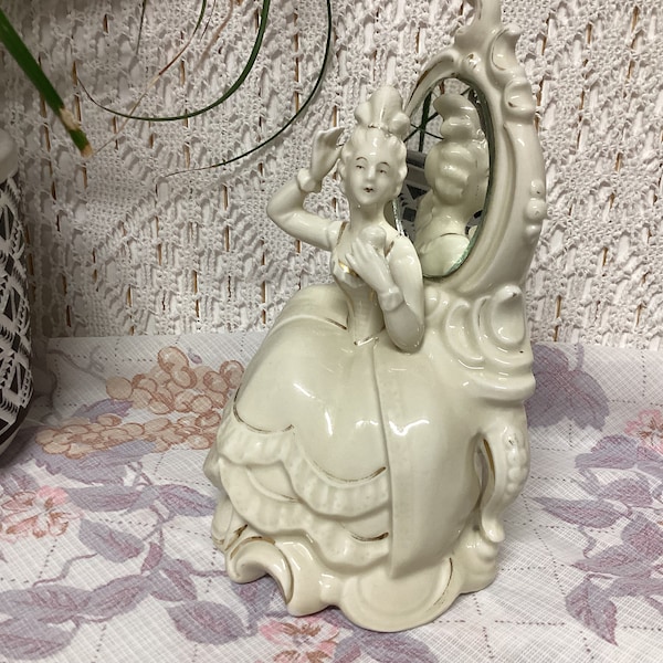 Sujet en Porcelaine Marquise devant une Coiffeuse Statue Figurine Vintage Objet de Vitrine Porcelaine Allemande