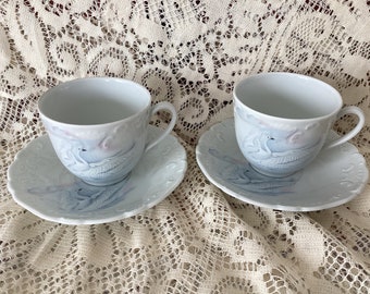 Limoges Frankreich Zwei Vintage Porzellantassen und Untertassen Tharaud Antikes französisches Kaffeeset mit Schwanendekor