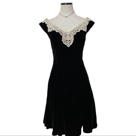 Vintage 80’s off shoulder black velvet dress