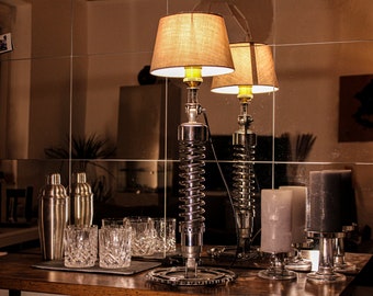 Lampe sur pied en amortisseur de moto – Lampadaire upcyclé au design industriel • Cadeau pour motards • Lampe artisanale fabriquée à partir de pièces de véhicule