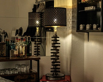 Lampe fabriquée à partir d'un vilebrequin BMW • Lampadaire upcyclé au design industriel • Lampe artisanale réalisée à partir de pièces automobiles d'origine
