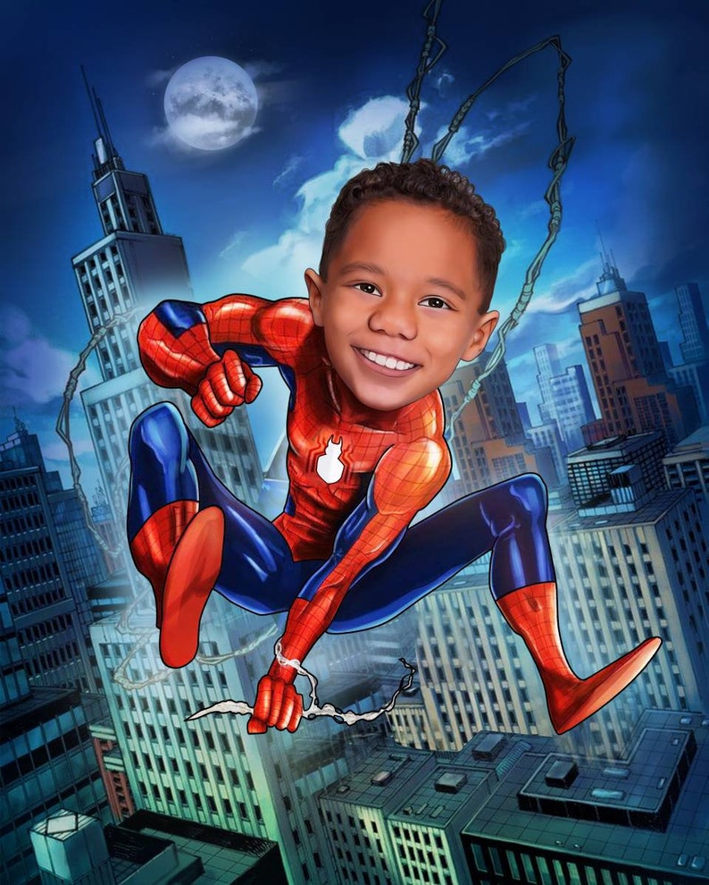 Pu&ograve; includere: Un bambino piccolo vestito da Spiderman si dondola nell'aria davanti a uno skyline urbano. Indossa un costume di Spiderman rosso e blu con un logo di ragno sul petto. Lo sfondo &egrave; un cielo blu con una luna crescente.