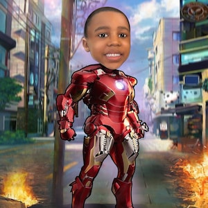 Pu&ograve; includere: Un bambino piccolo con una testa grande &egrave; vestito da Iron Man. &Egrave; in piedi in una strada di citt&agrave; con edifici e fuoco sullo sfondo. Il testo "KARMELO" &egrave; in cima all'immagine.