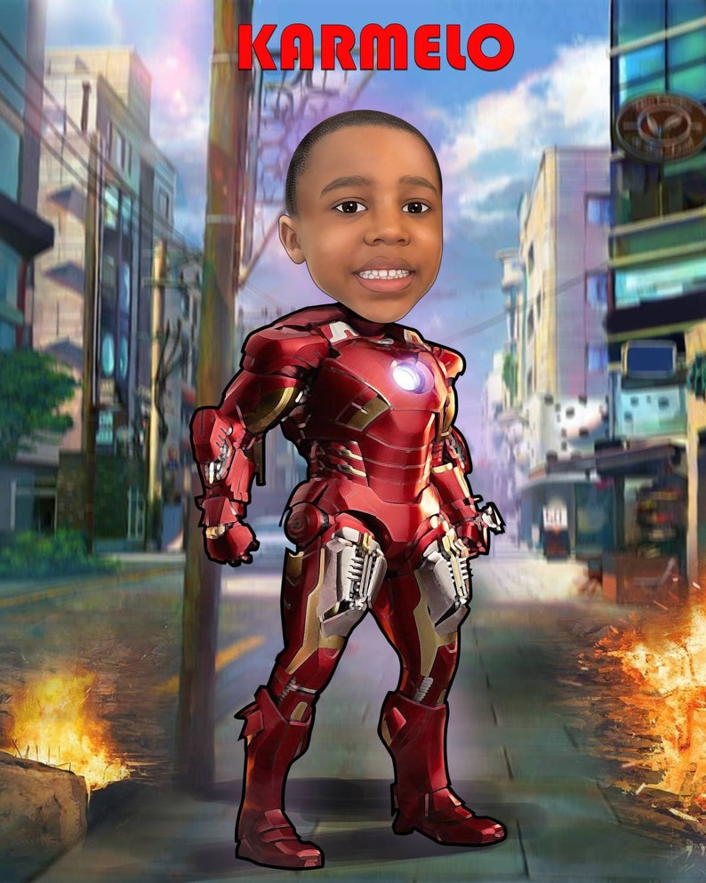 Pu&ograve; includere: Un bambino piccolo con una testa grande &egrave; vestito da Iron Man. &Egrave; in piedi in una strada di citt&agrave; con edifici e fuoco sullo sfondo. Il testo "KARMELO" &egrave; in cima all'immagine.