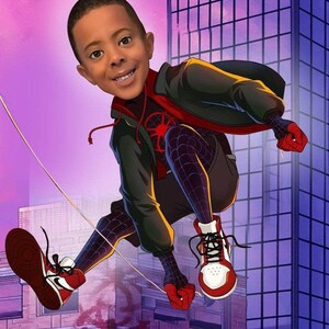 Pu&ograve; includere: Un bambino vestito da Spider-Man si dondola nell'aria davanti allo skyline di una citt&agrave;. Indossa una tuta nera e rossa con un logo di ragno sul petto. Indossa scarpe da ginnastica rosse e bianche.