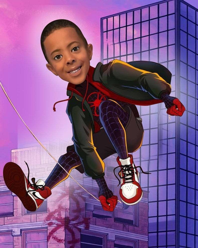 Pu&ograve; includere: Un bambino vestito da Spider-Man si dondola nell'aria davanti allo skyline di una citt&agrave;. Indossa una tuta nera e rossa con un logo di ragno sul petto. Indossa scarpe da ginnastica rosse e bianche.
