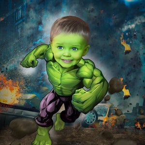 Pu&ograve; includere: Un supereroe di cartoni animati verde e viola con un viso da bambino corre attraverso una citt&agrave; distrutta. Il supereroe indossa pantaloni viola e ha un corpo muscoloso verde.