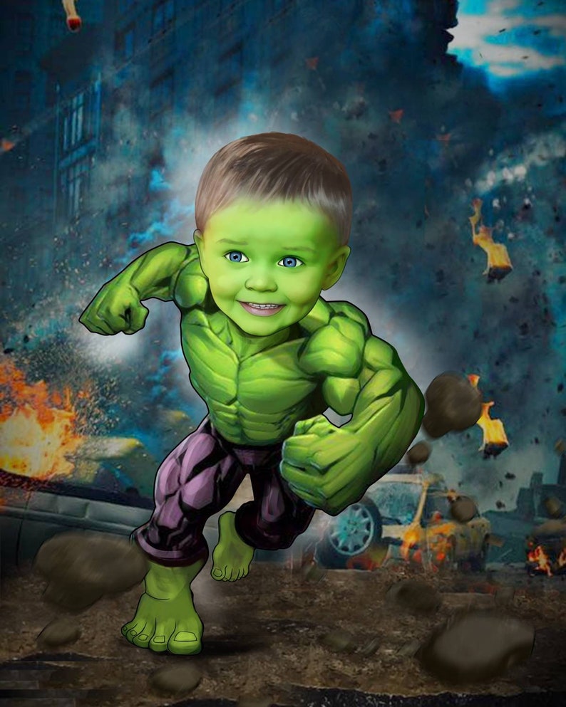 Pu&ograve; includere: Un supereroe di cartoni animati verde e viola con un viso da bambino corre attraverso una citt&agrave; distrutta. Il supereroe indossa pantaloni viola e ha un corpo muscoloso verde.