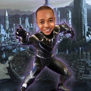 Pu&ograve; includere: Un bambino vestito da Black Panther, un supereroe dell'universo Marvel. Indossa un costume nero con dettagli argentati e una maschera nera. Lo sfondo &egrave; una citt&agrave; futuristica.