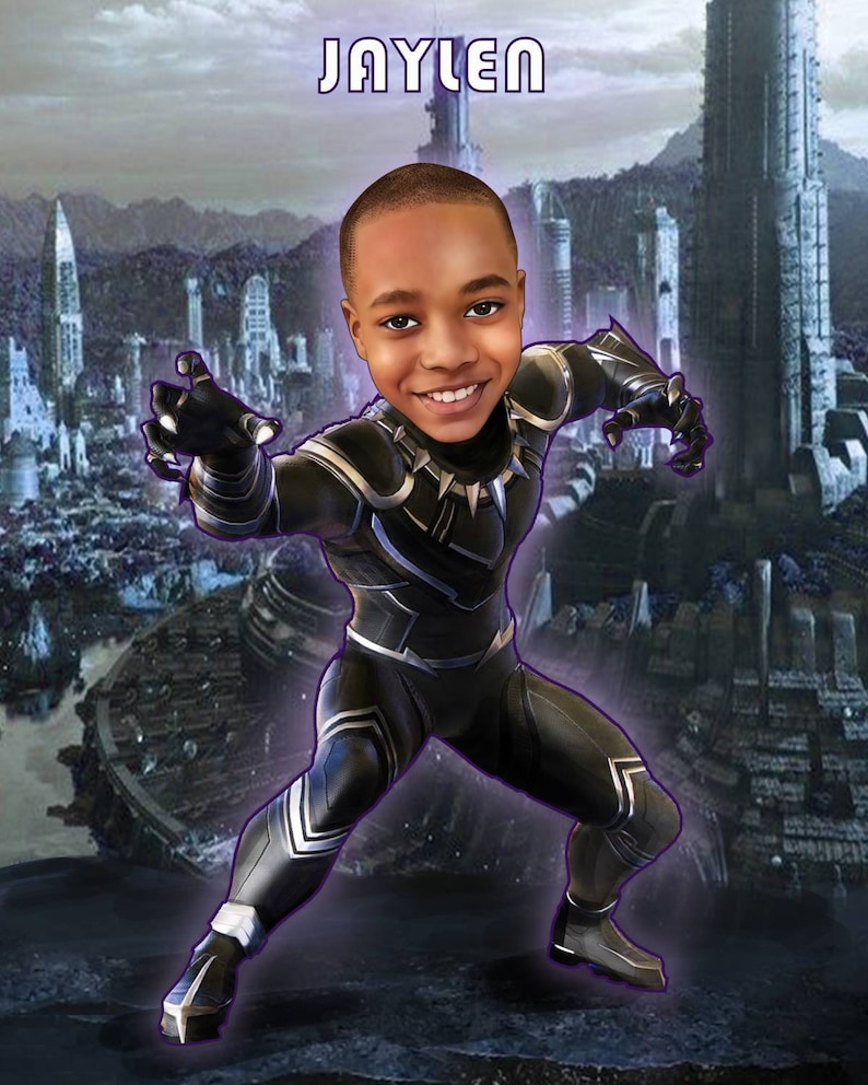 Pu&ograve; includere: Un bambino vestito da Black Panther, un supereroe dell'universo Marvel. Indossa un costume nero con dettagli argentati e una maschera nera. Lo sfondo &egrave; una citt&agrave; futuristica.